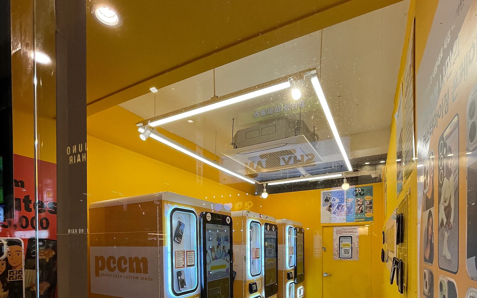 PCCM 매장 운영 지원 PCCM 매장에서 기기와 진열 상태를 함께 확인하는 운영 장면