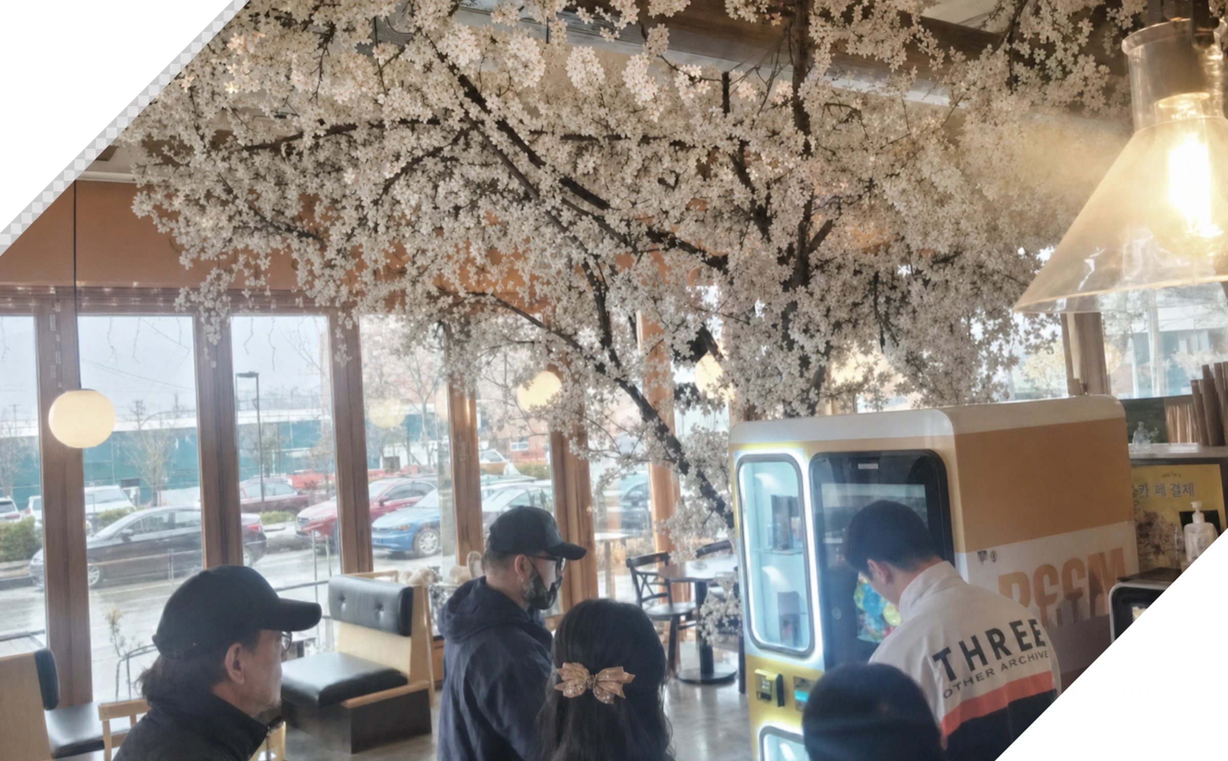 벚꽃 장식의 미국 카페 공간에 설치된 PCCM 머신